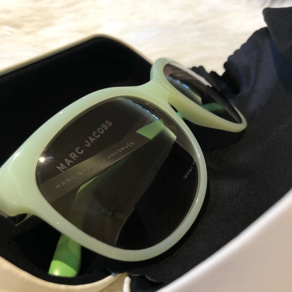 NWOT w/case Marc by Marc Jacobs Striped Sunglasses - Picture 6 of 8